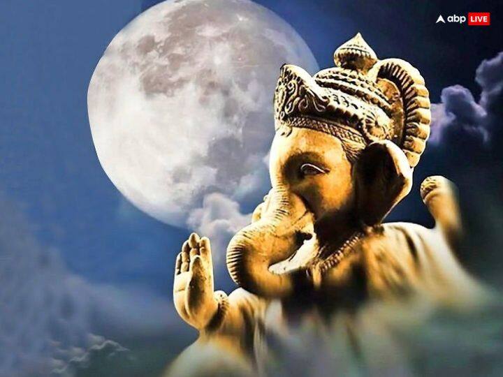 शिव ने दक्ष पर बाण चलाया तो राजा दक्ष मृग का रूप धारण चंद्रमा में छिप गए. कहते हैं वही मृग रूप चंद्रमा में धब्बे की तरह दिखाई देता है. शास्त्रों के अनुसार चंद्रमा का नाम मृगांक भी है. मृग अर्थात हिरण और अंक का मतलब कलंग या दाग से है.