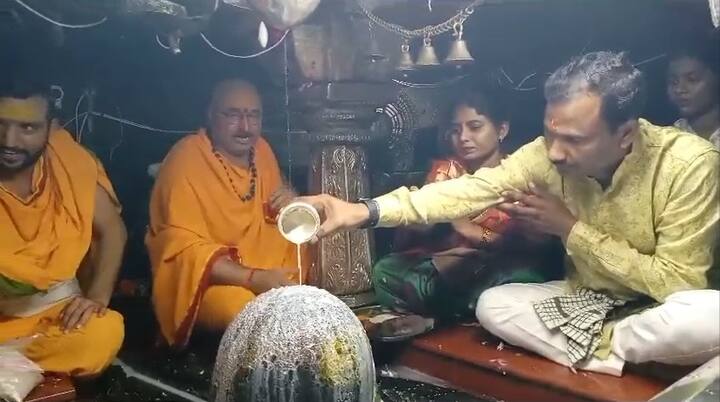 त्यामुळे मोठ्या प्रमाणावर भक्त मंडळी नागनाथाला दुग्धाभिशेख सुद्धा घालतात.