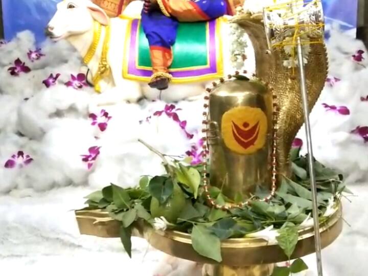 नागपंचमी आणि श्रावणातील पहिला सोमवार एकत्र आल्याने भाविकांनी दर्शनासाठी रांगा लावल्या.