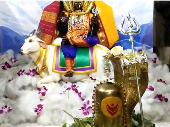 भाविकांनी मंदिरात आज दर्शनासाठी मोठी गर्दी केली होती.