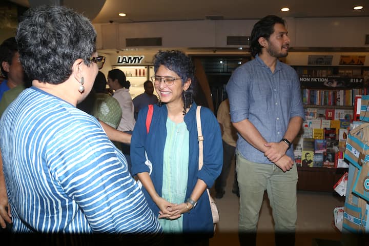 इवेंट में रीना दत्ता और किरण राव एक-दूसरे के साथ खूब हंसते खिलखिलाते हुए नजर आईं.