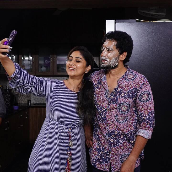 అందులో అందరూ తన ఫేస్ కి కేక్ పూసేసి బర్త్ డే కేక్ తిననివ్వకుండా చేశారని తెగ ఫీలవుతూ కొటేషన్ కూడా పెట్టాడు. Image Credit: Nirupam Paritala/ Instagram