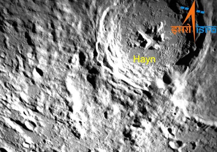 ISRO Chandrayaan 3 Two days before landing, the Vikram lander sent pictures of the moon ISRO Chandrayaan 3 : लॅण्डिंगच्या दोन दिवस आधी लॅण्डरने पाठवले चंद्राची अगदी जवळची छायाचित्रे, फोटो काढण्यासाठी विशेष कॅमेऱ्याचा वापर