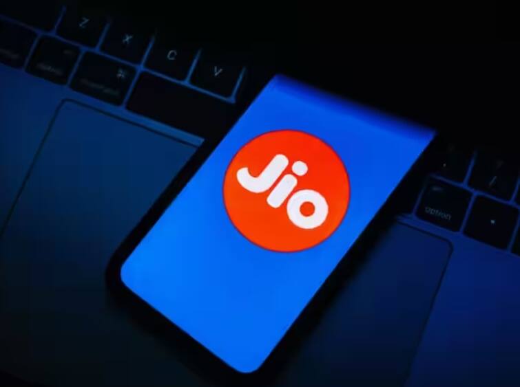 Jio Financial Services hit the lower circuit for the second consecutive day, the stock slipped nearly 10 percent after listing Jio ફાયનાન્સિયલ સર્વિસમાં સતત બીજા દિવસે નીચલી સર્કિટ, લિસ્ટિંગ પછી સ્ટોક લગભગ 10 ટકા ઘટ્યો