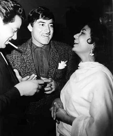 ਧਰਮਿੰਦਰ ਦਾ ਕਰੀਅਰ ਬਣ ਗਿਆ ਅਤੇ ਬਾਅਦ 'ਚ ਹੀਮੈਨ ਨੇ ਮੀਨਾ ਕੁਮਾਰੀ ਨੂੰ ਠੋਕਰ ਮਾਰ ਦਿੱਤੀ। ਕਿਉਂਕਿ ਉਹ ਪਹਿਲਾਂ ਹੀ ਵਿਆਹੀ ਹੋਈ ਸੀ।