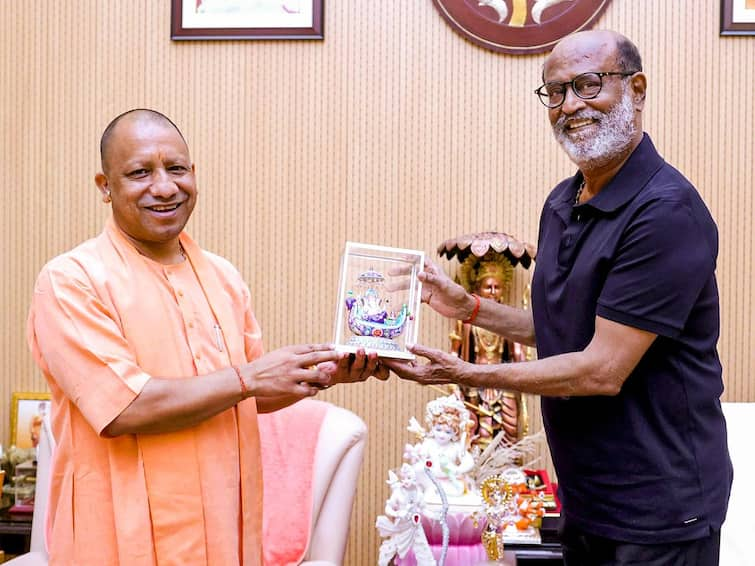 Fans on Social Media get upset as Rajinikanth touches the feet of Uttar Pradesh Chief Minister Yogi Adityanath Rajinikanth-Yogi Adityanath: যোগী আদিত্যনাথের পা ছুঁয়ে প্রণাম রজনীকান্তের, ক্ষোভপ্রকাশ নেটিজেনদের একাংশের