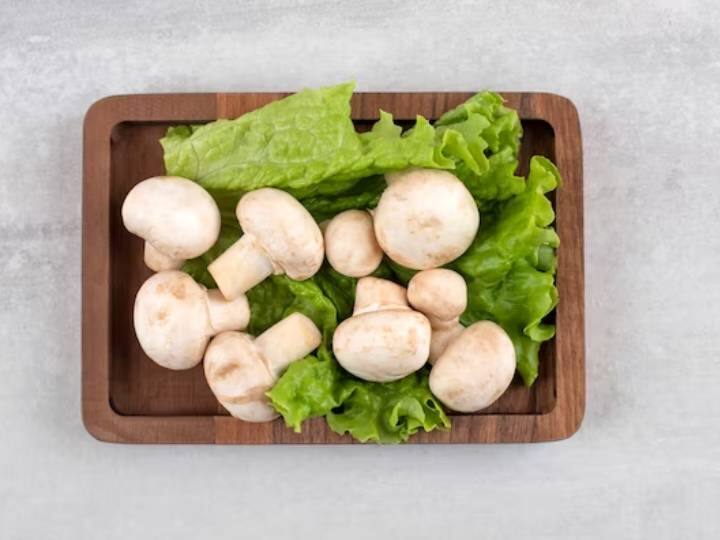 एक पैन या कढ़ाई में तेल गरम करें और उसमें बारीक कटा हुआ प्याज डालें और पारदर्शी होने तक भूनें. अदरक-लहसुन का पेस्ट डालें और कच्ची महक जाने तक भूनें. फिर इसमें कटे हुए टमाटर और हरी मिर्च डालें. अच्छी तरह हिलाएं और हल्दी, लाल मिर्च और धनिया पाउडर डालें. अच्छी तरह हिलाएं और प्याज-टमाटर मसाला मिश्रण से तेल अलग होने तक भूनें.