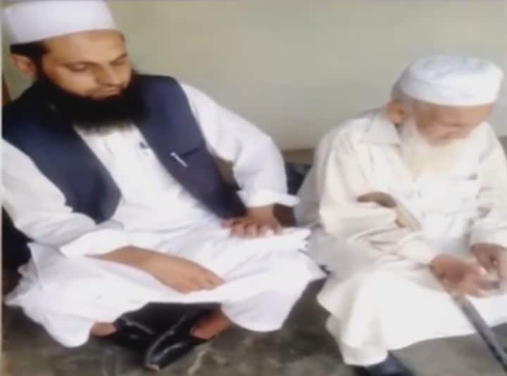 Pakistan Khyber Pakhtunkhwa manera district 110 year old man tie a knot with 4th wife watch video Pakistan Old Man: 110 साल के पाकिस्‍तानी शख्स ने की चौथी शादी, परिवार में है कुल 84 लोग, देखें वीडियो