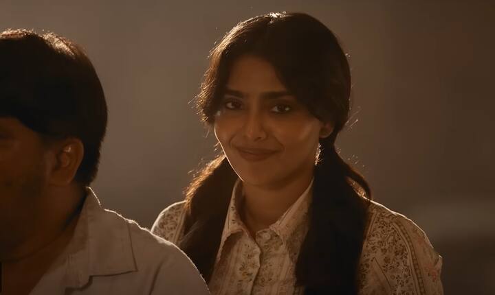 இதற்கிடையே துல்கர் சல்மான் நடிப்பில் வெளியாக இருக்கும் கிங் ஆஃப் கோதா படத்தின் இரண்டாவது பாடல் நேற்று வெளியானது. 1980-ஆம் ஆண்டுகளில் நடைபெறும் கதையாக எடுக்கப்பட்டுள்ள கிங் ஆஃப் கோதாவில், ராஜு என்கிற ராஜேந்திரன் எனும் பாத்திரத்தில் கேங்ஸ்டராக துல்கர் சல்மான் நடித்துள்ளார்.