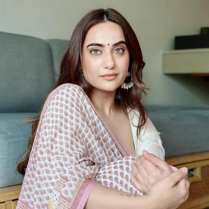 कुशा कपिला - कुशा कपिला अब ग्लैमरस की दुनिया का जाना-माना नाम बन चुकी हैं. जो कई टीवी शोज और वेब सीरीज ‘मसाबा मसाबा’ में भी काम कर चुकी हैं. कुछ दिन पहले वो अपने तलाक को लेकर चर्चा में थी. उनकी नेटवर्थ 20 करोड़ रुपए के करीब है.