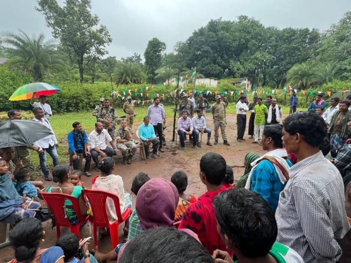 Bastar Collector and SP Reach Kalepal Village Naxal Area first time after Independence appeal for vote in Elections 2023 ANN Chhattisgarh: आजादी के बाद पहली बार इस नक्सलगढ़ गांव में पहुंचे कलेक्टर-एसपी, ग्रामीणों के बीच लगाई जन चौपाल