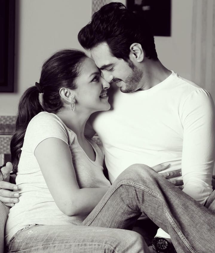 ईशा देओल अपनी छोटी और प्यारी सी फैमिली के साथ मुंबई में एक सुपर लग्जरी बंगले में रहती हैं. जो अंदर से एकदम महल जैसा दिखता है.