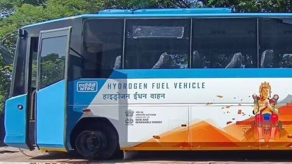 Hydrogen Bus : भारतातील पहिली हायड्रोजनवर चालणारी बस लवकरच लडाखमध्ये सुरू होणार; आता प्रवास होणार अधिक सुरक्षित hydrogen bus service will start soon in ladakh india transport marathi news Hydrogen Bus : भारतातील पहिली हायड्रोजनवर चालणारी बस लवकरच लडाखमध्ये सुरू होणार; आता प्रवास होणार अधिक सुरक्षित