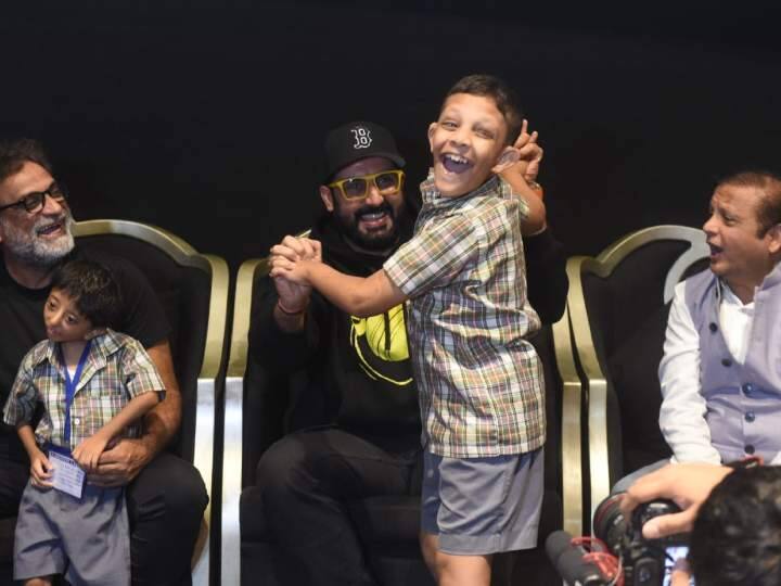 Abhishek Bachchan Saiyami Kher Film Ghoomer special screening for specially handicapped child R Balki Abhishek Bachchan ने करवाई दिव्यांग बच्चों के लिए फिल्म 'Ghoomer' की स्पेशल स्क्रीनिंग, सैयामी खेर और आर बाल्की भी रहे मौजूद