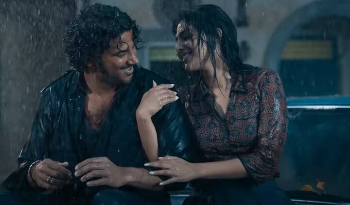 திரைப்படங்களையும் தாண்டி துல்கர் சல்மான் நடித்த ஃபேமிலி மேன் மற்றும் ஃபார்சி வெப் தொடர்களும் நல்ல வரவேற்பை பெற்றன. அடுத்ததாக டி.கே. இயக்கத்தில் துல்கர் சல்மான் நடித்திருந்த கன்ஸ் அண்ட் குலாப்ஸ் வெப் தொடரும் கடந்த 18-ஆம் தேதி ஓடிடி தளத்தில் வெளியானது. இந்தி, தமிழ், தெலுங்கு, மலையாளம், கன்னடம் உள்ளிட்ட மொழிகளில் வெளியான இந்த வெப் தொடர் பாசிட்டிவான கமெண்ட்ஸ்களை பெற்று வருகிறது.