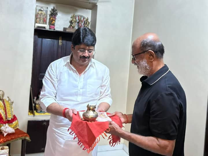 South Film star Rajinikanth meets Raja Bhaiya at his residence ramayana Rajnikanth News: राजा भैया से मिलने पहुंचे अभिनेता रजनीकांत, लाल कपड़े से सजी थाली में कुंडा विधायक ने दिया खास तोहफा