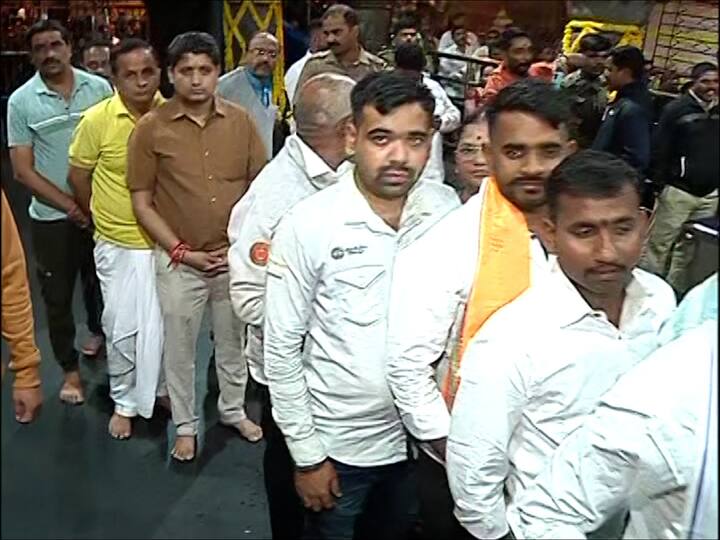 आज श्रावणातला पहिला सोमवार. यानिमित्ताने बारा ज्योतिर्लिंगांपैकी एक असलेल्या भीमाशंकर मंदिरात भाविकांनी पहाटेपासून गर्दी केली आहे.