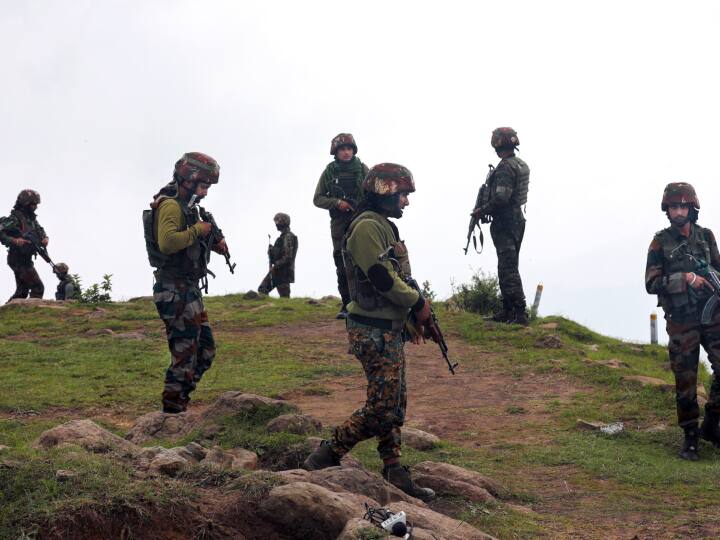 Jammu and Kashmir Encounter underway in the Larrow Parigam area of Pulwama Police and security forces operation Jammu-Kashmir Encounter: जम्मू-कश्मीर के पुलवामा इलाके में सुरक्षाबलों का आतंकियों के साथ एनकाउंटर, दोनों तरफ से हो रही फायरिंग