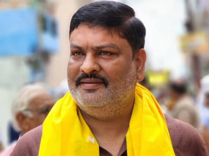 SP leader Pawan Pandey attacks on Mahant Raju Das statement over Akhilesh Yadav disputed statement UP News: महंत राजू दास के अखिलेश यादव पर दिए बयान को लेकर भड़के पवन पांडे, कहा- '...आप संत नहीं हो सकते'