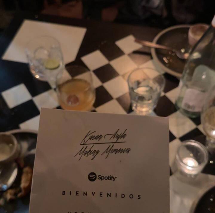 ਕਰਨ ਔਜਲਾ ਨੇ ਕੁੱਝ ਤਸਵੀਰਾਂ ਆਪਣੇ ਸੋਸ਼ਲ ਮੀਡੀਆ ਅਕਾਊਂਟ 'ਤੇ ਸ਼ੇਅਰ ਕੀਤੀਆਂ ਹਨ। ਇਨ੍ਹਾਂ ਤਸਵੀਰਾਂ 'ਚ ਉਹ ਸਪੌਟੀਫਾਈ ਦੇ ਬਿਲਬੋਰਡ 'ਤੇ ਨਜ਼ਰ ਆ ਰਿਹਾ ਹੈ।