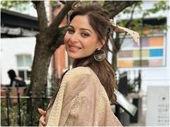 महज आठ साल की उम्र में संगीत का स्वाद चखने लगी थीं कनिका, फिर ऐसे बनीं बॉलीवुड की 'बेबी डॉल'