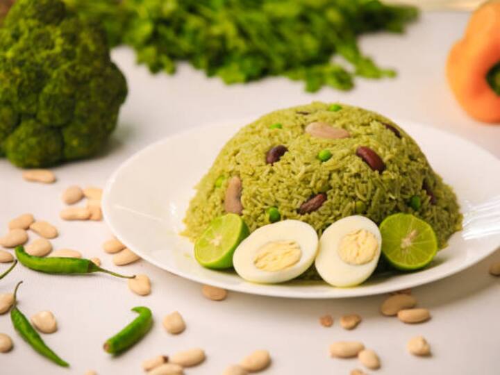 கொத்தமல்லி புதினா புலாவ் மீது வறுத்த முந்திரியை தூவி சூடாக பரிமாறவும்.