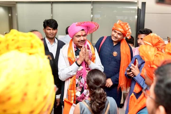 जपानमध्ये पोहोचल्यावर देवेंद्र फडणवीस यांचं विमानतळावर मराठमोळ्या पद्धतीने स्वागत करण्यात आलं.