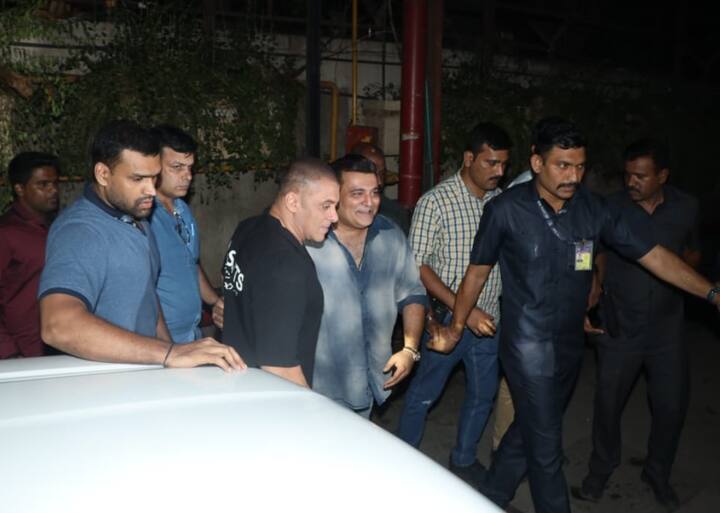 सलमान खान को देखकर सभी की नजरें उनकी तरफ दौड़ने लगीं. सलमान तेजी से अपनी कार से उतरे और रेस्टोरेंट के अंदर चले गए.