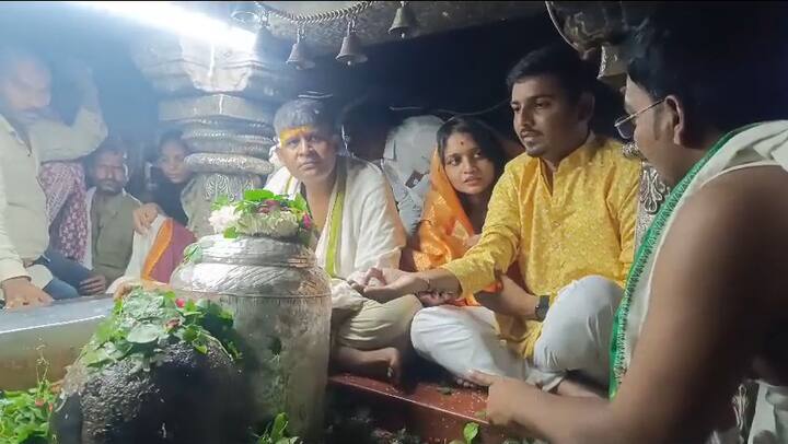 मध्यरात्री संस्थांचे अध्यक्ष तहसीलदार विठ्ठल परळीकर यांचा हस्ते प्रशासकीय पूजा झाल्यानंतर मंदिरात भक्तांना दर्शनासाठी परवानगी दिली जाते