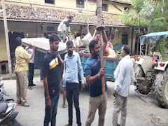 PHOTOS: यूट्यूबर मनीष कश्यप के घर हुई थी कुर्की, तस्वीरों में देखिए अब कैसे पहुंचाया गया सारा सामान