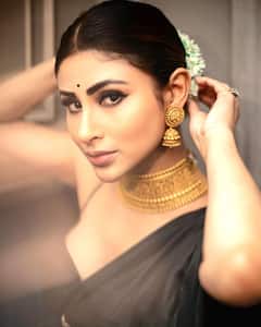 Mouni Roy Channels Her Inner Bengali In A Black Saree With Gold Jewellery