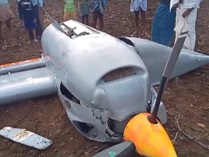 DRDO Tapas drone crash during trial flight in a village Karnataka inquiry is being carried out reason behind crash DRDO का तैयार किया गया यूएवी कर्नाटक के गांव में हुआ क्रैश, तकनीकी खराबी को बताया गया कारण