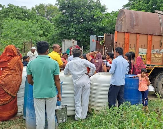 पाण्याच्या बचतीसाठी अर्ध्या गावाने अंघोळ करणे सोडलं