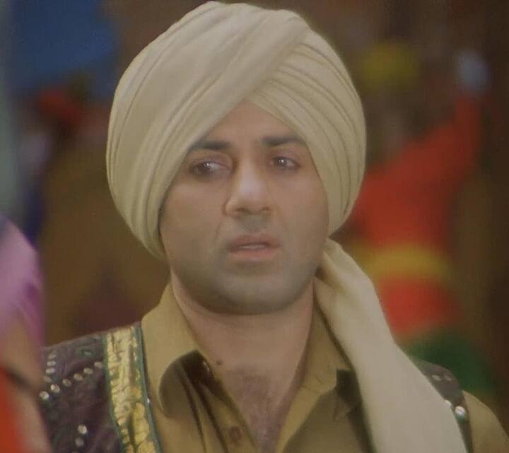 हाल ही में फिल्म गदर 2 आई है. फिल्म ने बॉक्स ऑफिस पर 400 करोड़ का बिजनेस कर लिया है और फिल्म ब्लॉकबस्टर हिट हो चुकी है. गदर एक प्रेम कथा और गदर 2 को बनाने में मेकर्स ने जान लगा दी, तभी उन्हें ये रिजल्ट मिला है कि दोनों फिल्में जबरदस्त सफल रहीं.