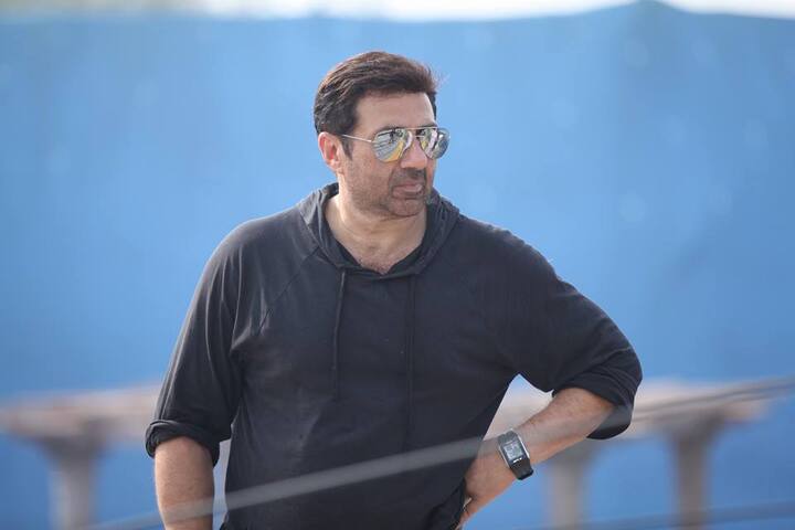 वहीं कुछ दिन पहले हुई ‘गदर 2’ की प्रेस कॉन्फ्रेंस में भी सनी देओल ने इंडस्ट्री की अभिनेत्रियों पर तंज कसा थ. एक्टर ने बताया था कि, यहां कई ऐसी हीरोइन हैं, जो फिल्मों में मां का रोल नहीं करना चाहती, हां लेकिन अब शायद वो ऐसा कर लें.”
