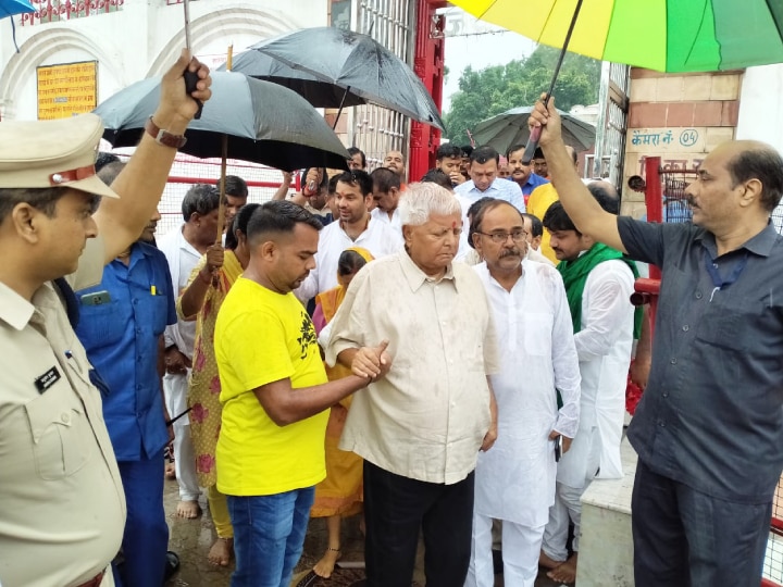 Lalu Prasad Yadav: गोपालगंज में लालू... तेज बारिश… और 'साहब' के लिए SDPO के हाथ में छाता, BJP ने खड़े किए सवाल