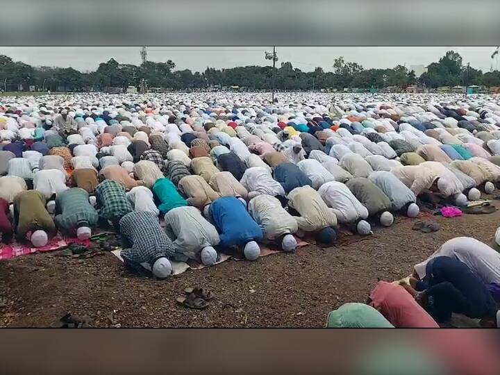 चांगला पाऊस पडावा, सगळीकडे शेत शिवार फुलावे, नद्या, धरणे तुडूंब भरुन वाहावे यासाठी मालेगावात विशेष नमाज पठण करण्यात आलं.