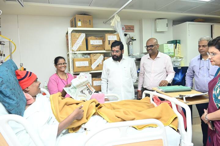 मुख्यमंत्री एकनाथ शिंदे (CM Eknath Shinde) यांनी परळच्या केईएम रुग्णालयाला (KEM Hospital Paral)अचानक भेट देऊन तेथील परिस्थितीचा आढावा घेतला.