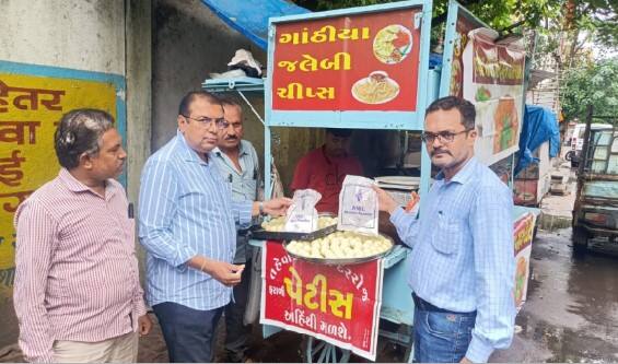 Rajkot: રાજકોટમાં ફરાળી વાનગીઓમાં ભેળસેળ, આરોગ્ય વિભાગના દરોડામાં જાણો શું થયો ખુલાસો ? Health department raids in Rajkot Rajkot: રાજકોટમાં ફરાળી વાનગીઓમાં ભેળસેળ, આરોગ્ય વિભાગના દરોડામાં જાણો શું થયો ખુલાસો ?