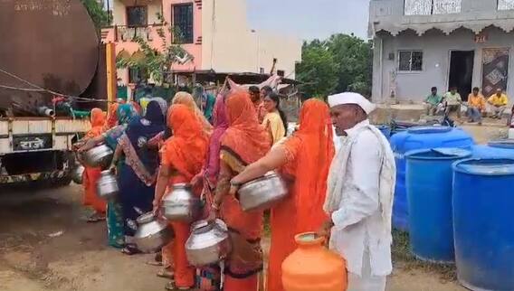 भीषण वास्तव! पाण्याच्या बचतीसाठी अर्ध्या गावाने अंघोळ करणे सोडलं, पाहा फोटो