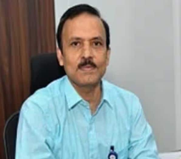 S Unnikrishnan Nair, નિયામક, વિક્રમ સારાભાઈ સ્પેસ સેન્ટર (VSSC): S Unnikrishnan Nair VSSC ના વડા અને LVM3 રોકેટના સર્જક છે. તે અને તેમની ટીમ મિશનના વિવિધ નિર્ણાયક પાસાઓની જવાબદારી સંભાળે છે.