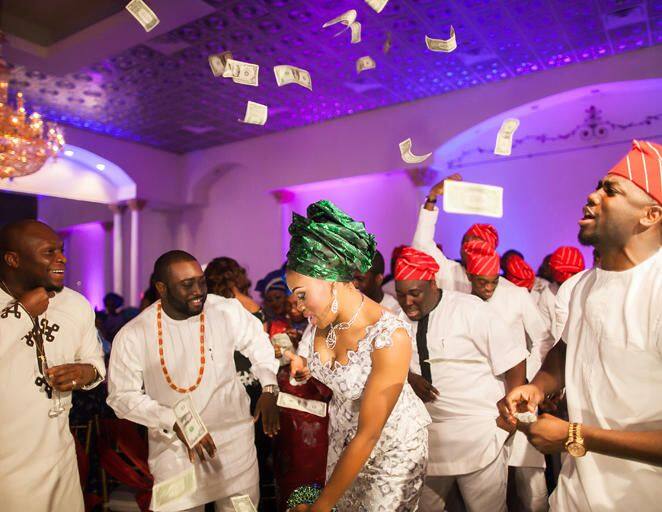 nigerian  brides not allowed to smile until groom sprays cash Traditional Wedding Ceremony:  ਇੱਥੇ ਹੁੰਦਾ ਹੈ ਅਜੀਬ ਤਰੀਕੇ ਨਾਲ ਵਿਆਹ, ਦੇਖ ਕੇ ਰਹਿ ਜਾਓਗੇ ਹੈਰਾਨ