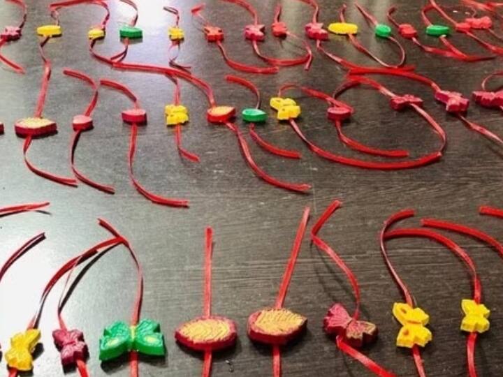 Tribal women in Udaipur of Rajasthan are making rakhis from cow dung ANN Rajasthan News: उदयपुर में आदिवासी महिलाएं गोबर से बना रही हैं राखियां, जानें क्या है एक राखी की कीमत