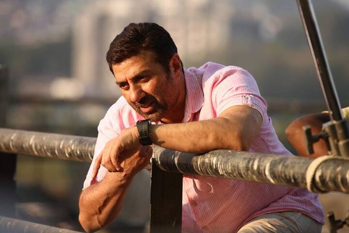 बता दें कि सनी और अमीषा पटेल स्टारर फिल्म ‘गदर 2’ ने बड़े पर्दे पर भौकाल मचा रखा है. फिल्म की कमाई के आंकड़े लगातार बढ़ते ही जा रहे हैं. अभी तक ‘गदर 2’ रिलीज के 12वें दिन 400 करोड़ के क्लब में शामिल हो गई है.