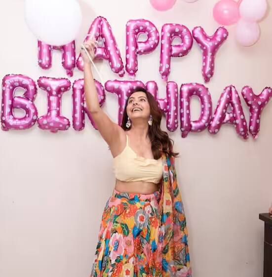 ਦੇਵੋਲੀਨਾ ਭੱਟਾਚਾਰਜੀ ਨੇ ਆਪਣੇ ਇੰਸਟਾਗ੍ਰਾਮ ਅਕਾਊਂਟ 'ਤੇ ਪੋਸਟ ਸ਼ੇਅਰ ਕੀਤੀ ਹੈ। ਇਨ੍ਹਾਂ ਤਸਵੀਰਾਂ 'ਚ ਉਹ ਆਪਣੇ ਪਤੀ ਦੇ ਨਾਲ ਆਪਣਾ ਜਨਮਦਿਨ ਬਹੁਤ ਧੂਮਧਾਮ ਨਾਲ ਮਨਾਉਂਦੀ ਨਜ਼ਰ ਆ ਰਹੀ ਹੈ।