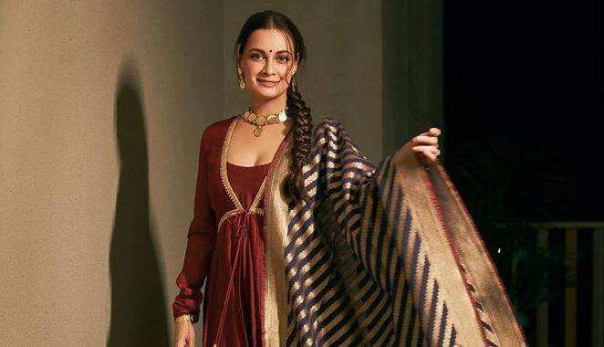 Dia Mirza Pics: ਦੀਆ ਮਿਰਜ਼ਾ ਨੇ ਹਾਲ ਹੀ 'ਚ ਆਪਣੀਆਂ ਕੁਝ ਤਸਵੀਰਾਂ ਸ਼ੇਅਰ ਕੀਤੀਆਂ ਹਨ। ਇਨ੍ਹਾਂ ਤਸਵੀਰਾਂ 'ਚ ਉਸ ਨੇ ਅਨਾਰਕਲੀ ਕੁੜਤਾ ਪਾਇਆ ਹੋਇਆ ਹੈ। ਇਸ ਕੁੜਤੇ 'ਚ ਉਸ ਦਾ ਲੁੱਕ ਕਾਫੀ ਸਾਦਾ ਅਤੇ ਰਾਇਲ ਲੱਗ ਰਿਹਾ ਹੈ।