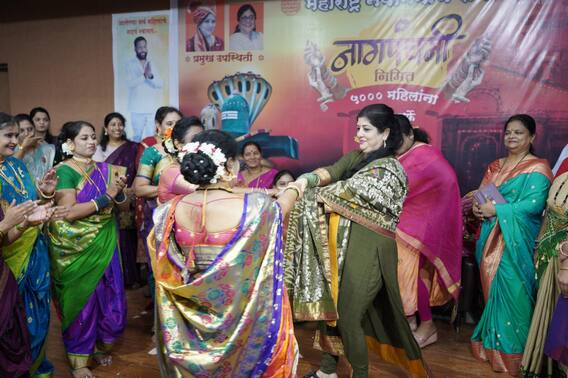 Pune News : नागपंचमीनिमित्त शर्मिला ठाकरेंची पुण्यात हजेरी; महिलांसोबत फुगडी अन् मेहंदी काढत जपली महाराष्ट्राची परंपरा