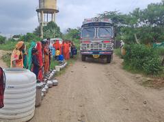 भीषण वास्तव! पाण्याच्या बचतीसाठी अर्ध्या गावाने अंघोळ करणे सोडलं, पाहा फोटो