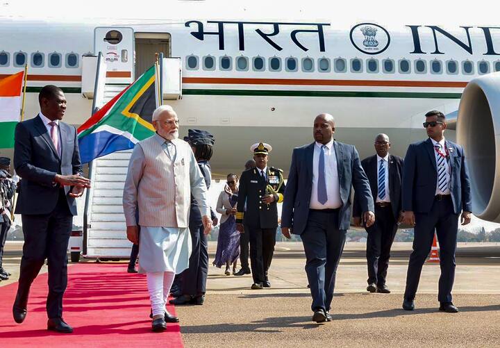 PM Narendra Modi: মঙ্গলবার থেকে শুরু হওয়া তিন দিনের শীর্ষবৈঠকে যোগ দিতে এদিন সন্ধ্যায় (ভারতীয় সময় অনুযায়ী) দক্ষিণ আফ্রিকা পৌঁছলেন প্রধানমন্ত্রী মোদি।