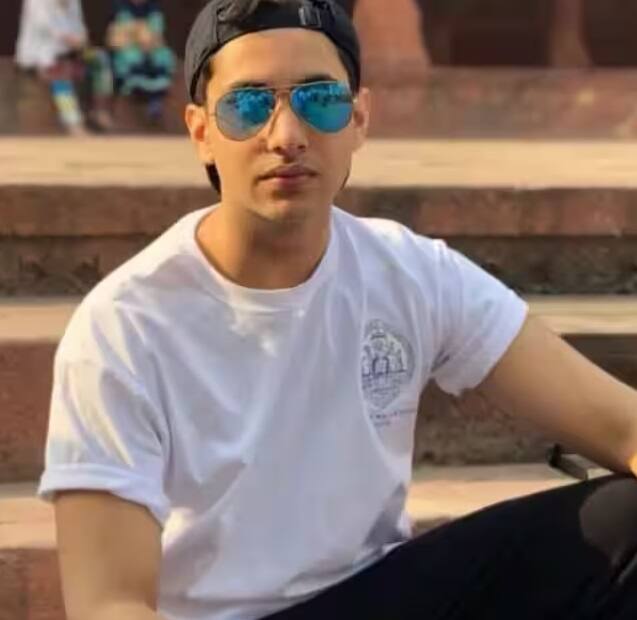 અમિતાભ બચ્ચનના દોહિત્ર અગસ્ત્ય નંદા ‘ધ આર્ચીઝ’ સાથે ઓટીટી ડેબ્યૂ કરવા જઈ રહ્યો છે. તેનો પહેલો પ્રોજેક્ટ હજી સ્ટ્રીમ થયો નથી, તે પહેલા તેની પાસે બીજો પ્રોજેક્ટ આવ્યો છે. તાજેતરમાં શ્રીરામ રાઘવને તેની આગામી ફિલ્મ 'ઇક્કીસ'ની જાહેરાત કરી છે જેનું નિર્માણ દિનેશ વિજાન દ્વારા કરવામાં આવશે. સાથે જ આ ફિલ્મમાં અગસ્ત્ય નંદાને પણ કાસ્ટ કરવામાં આવ્યો છે.